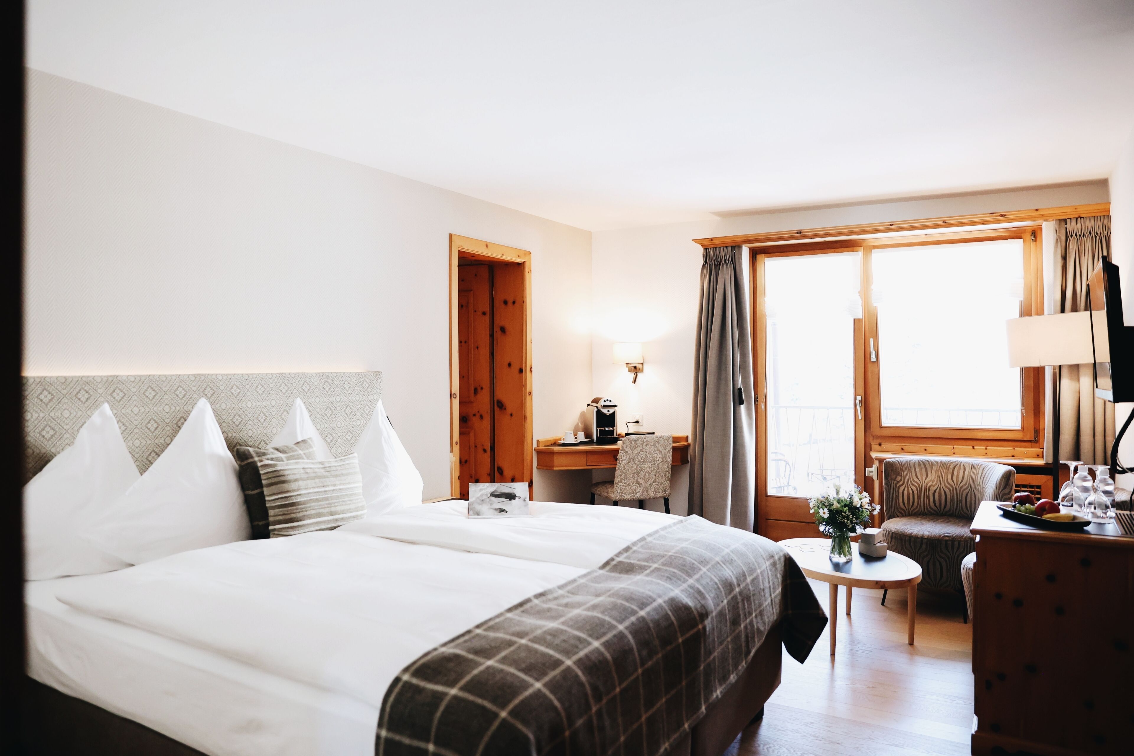 经典双人房 | 防过敏的被褥、迷你吧、客房内保险箱、特色装修