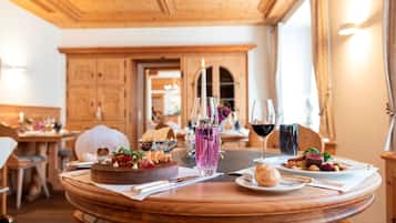 2 Restaurants; Frühstück, Mittagessen und Abendessen werden serviert