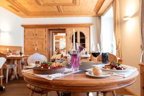 2 restaurants; breakfast, lunch, and dinner served - Hotel Steinbock (Pontresina)