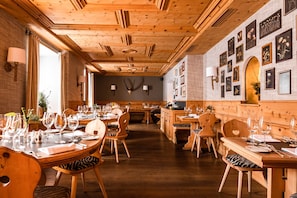 2 restaurantes; se sirve desayuno, almuerzo y cena