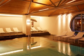 Piscine couverte, chaises longues