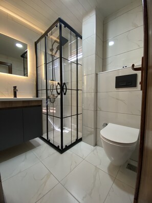 Shower, hydromassage showerhead, free toiletries, hair dryer - Sempati Apart Hotel (Alanya)