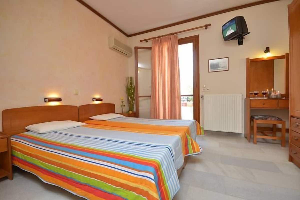 Free cribs/infant beds, rollaway beds, free WiFi