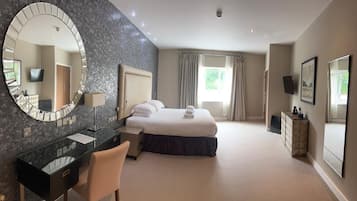 Room 13 | In-room safe, individually decorated, individually furnished, desk