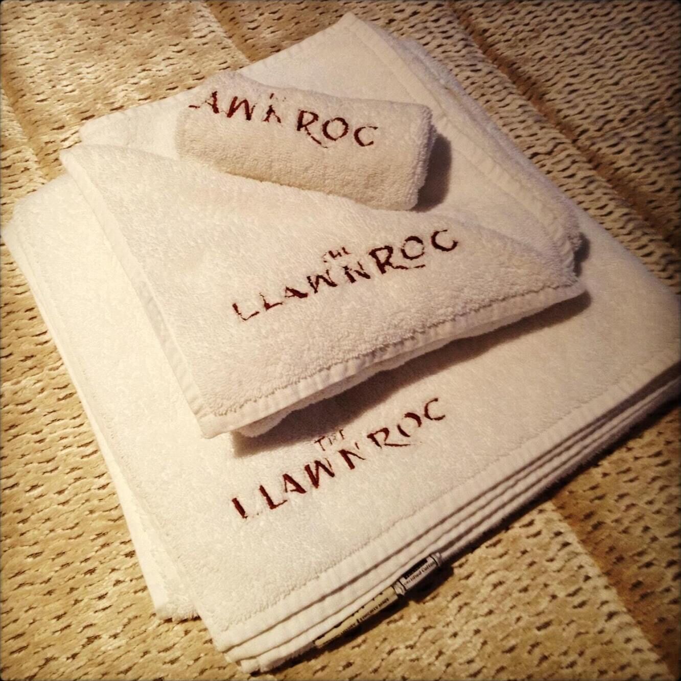 classic room, 1 king bed, sea view | bathroom | free toiletries, hair dryer, towels