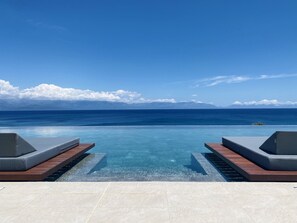 Piscine extérieure, chaises longues