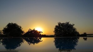 حمّام سباحة خارجي، مظلات على حمّام السباحة، مقاعد للتشمس