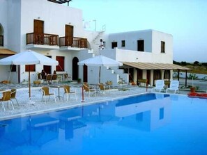 야외 수영장, 수영장 파라솔, 일광욕 의자