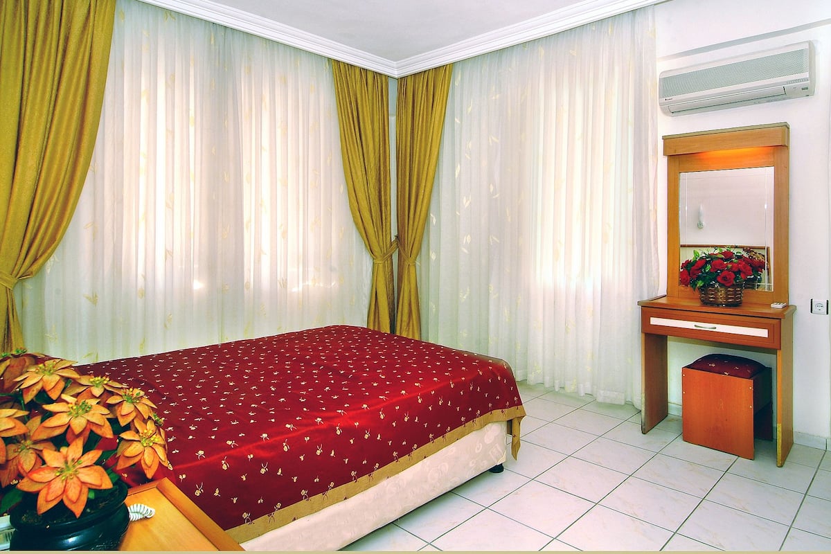 Desk, free cots/infant beds