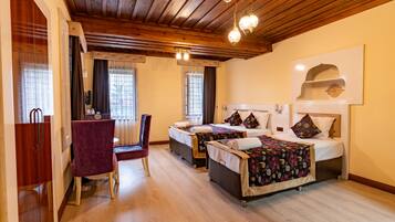 Deluxe-Dreibettzimmer | Hochwertige Bettwaren, Zimmersafe, Schreibtisch, Bügeleisen/Bügelbrett