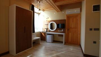 Deluxe Triple Room | Premium bedding, in-room safe, desk, iron/ironing board