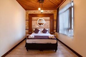 Kahden hengen deluxe-huone (kaksi sänkyä) | Ylelliset vuodevaatteet, tallelokero huoneessa, työpöytä