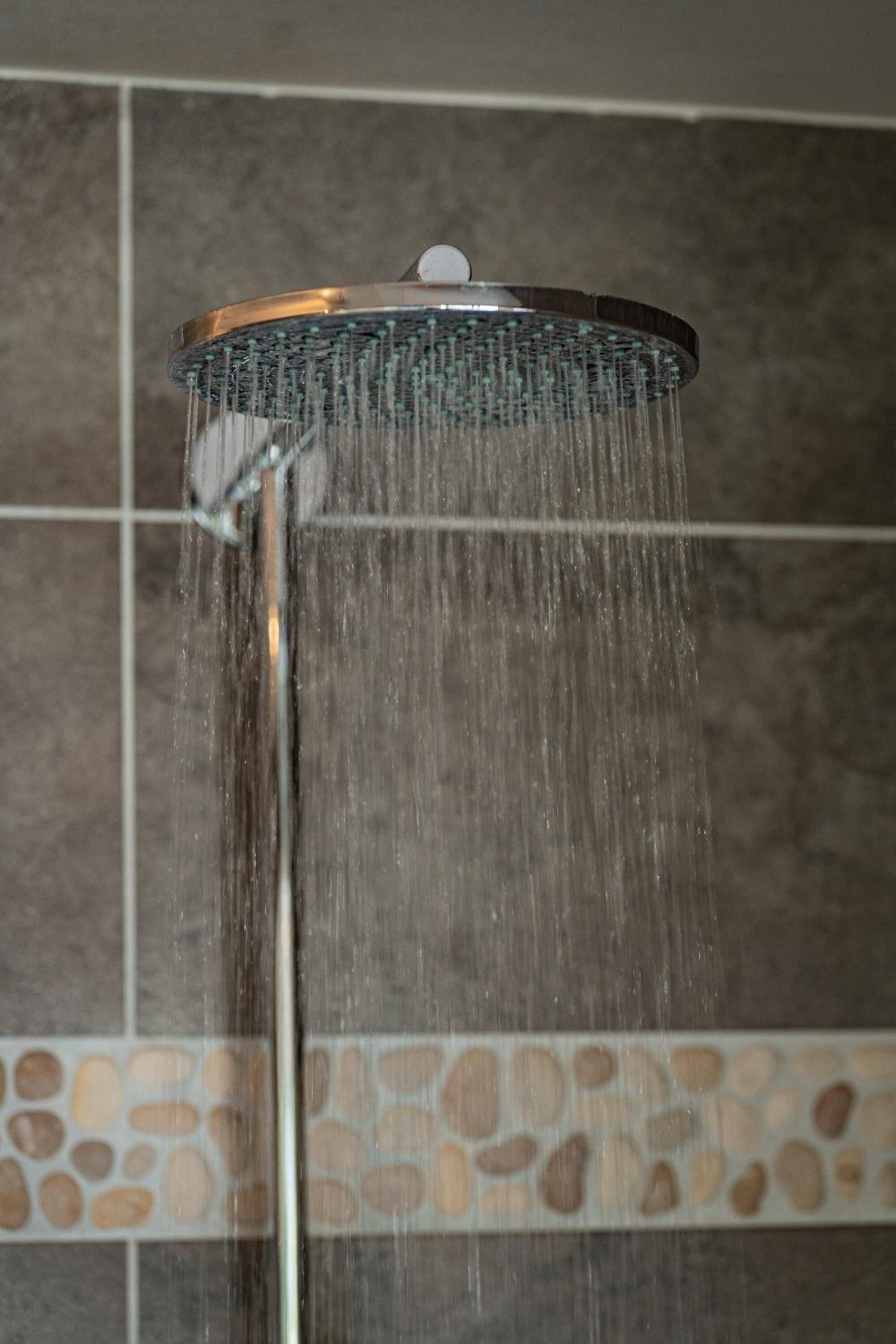 Ducha con un elemento de agua tipo lluvia.