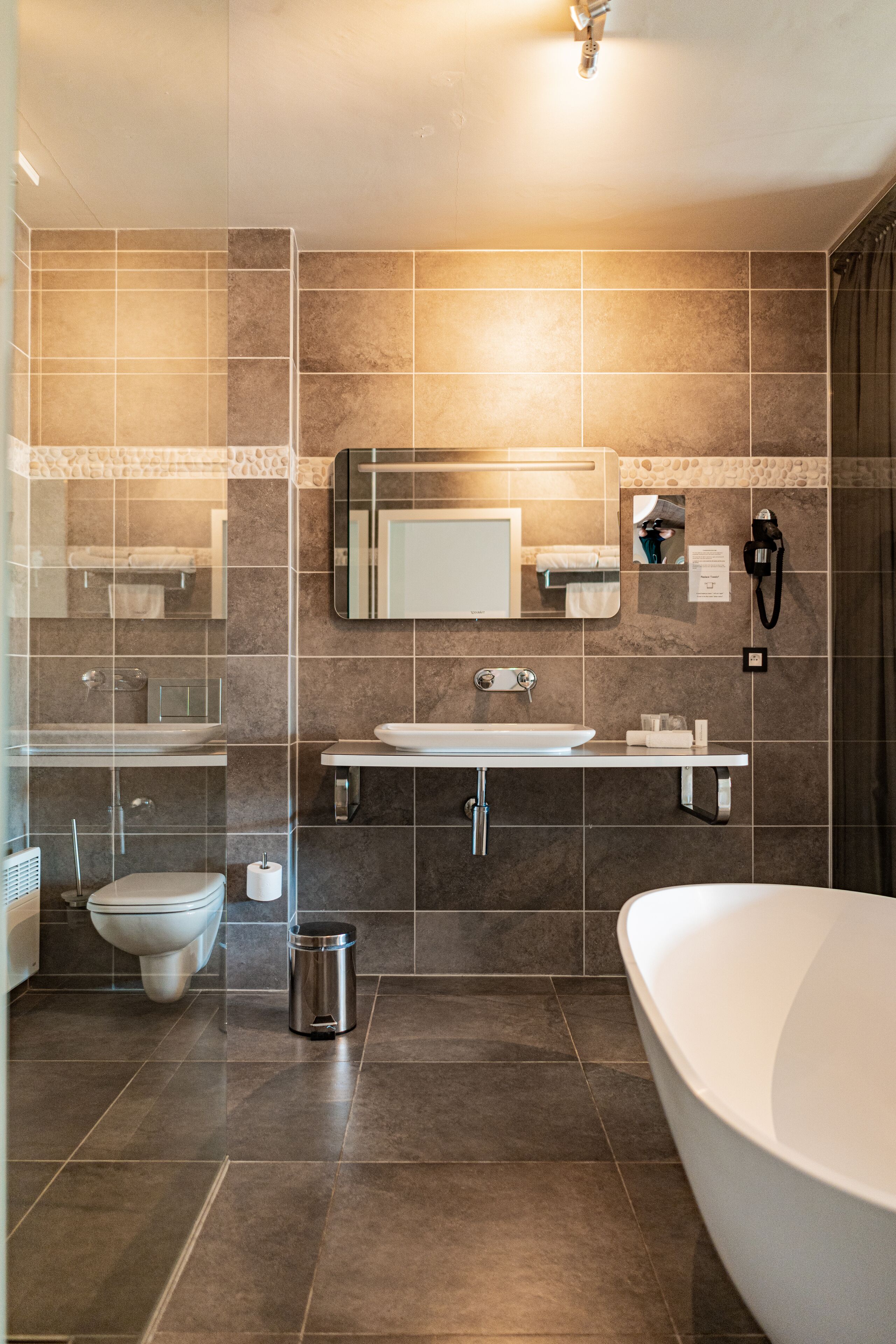 Quarto casal superior | Banheiro | Produtos de toalete grátis, secador de cabelo, roupões de banho 