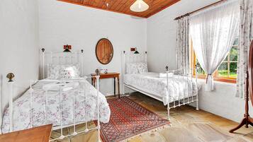 Cottage, 2 Bedrooms (Hobbit) | Egyptian cotton sheets, premium bedding, individually decorated