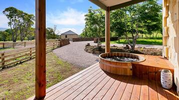 Deluxe Cottage, 1 Queen Bed | Private spa tub