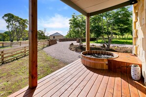 Deluxe Cottage, 1 Queen Bed | Private spa tub