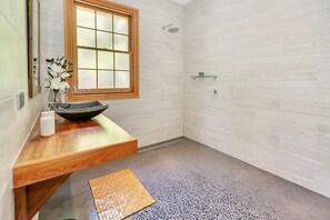 Deluxe Cottage, 1 Queen Bed | Bathroom