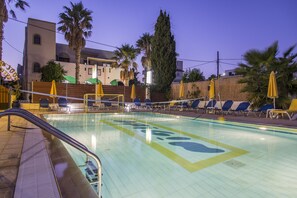 Piscine extérieure, parasols