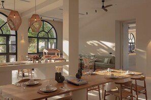 Se sirven desayunos y almuerzos; cocina regional; con vista al mar