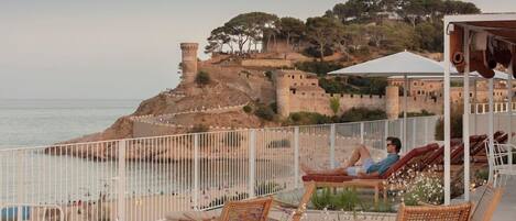 Breakfast, lunch, dinner served; Regional cuisine, sea views