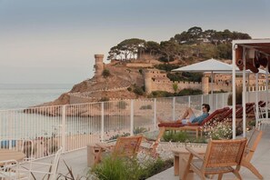 Outdoor dining - Hotel Rovira (Tossa de Mar)