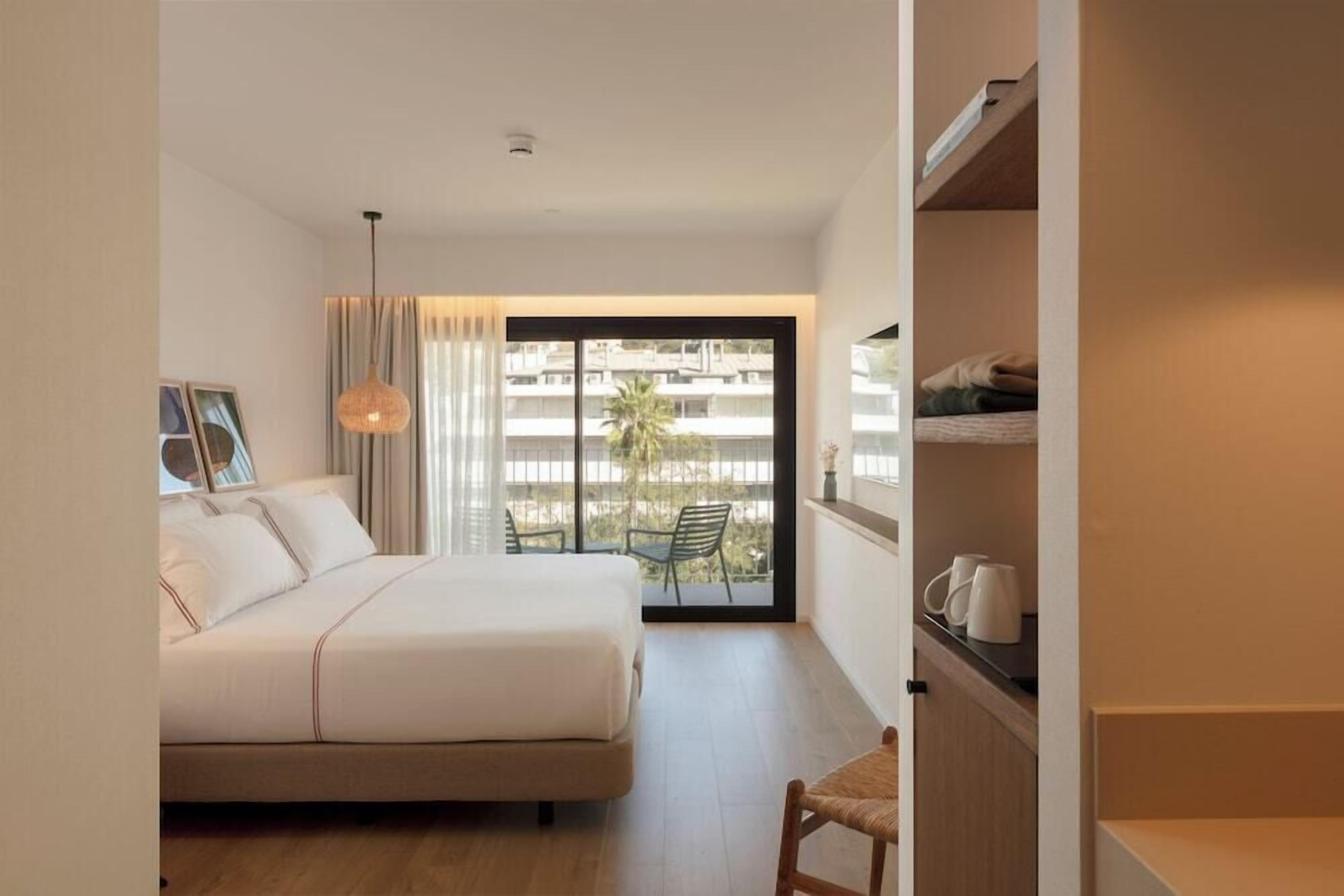 Blackout drapes, cribs (free), WiFi (free)