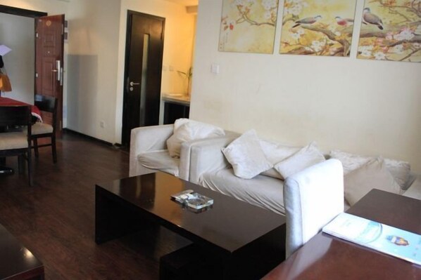 Minibar, brankas, meja kerja, dan tirai kedap cahaya