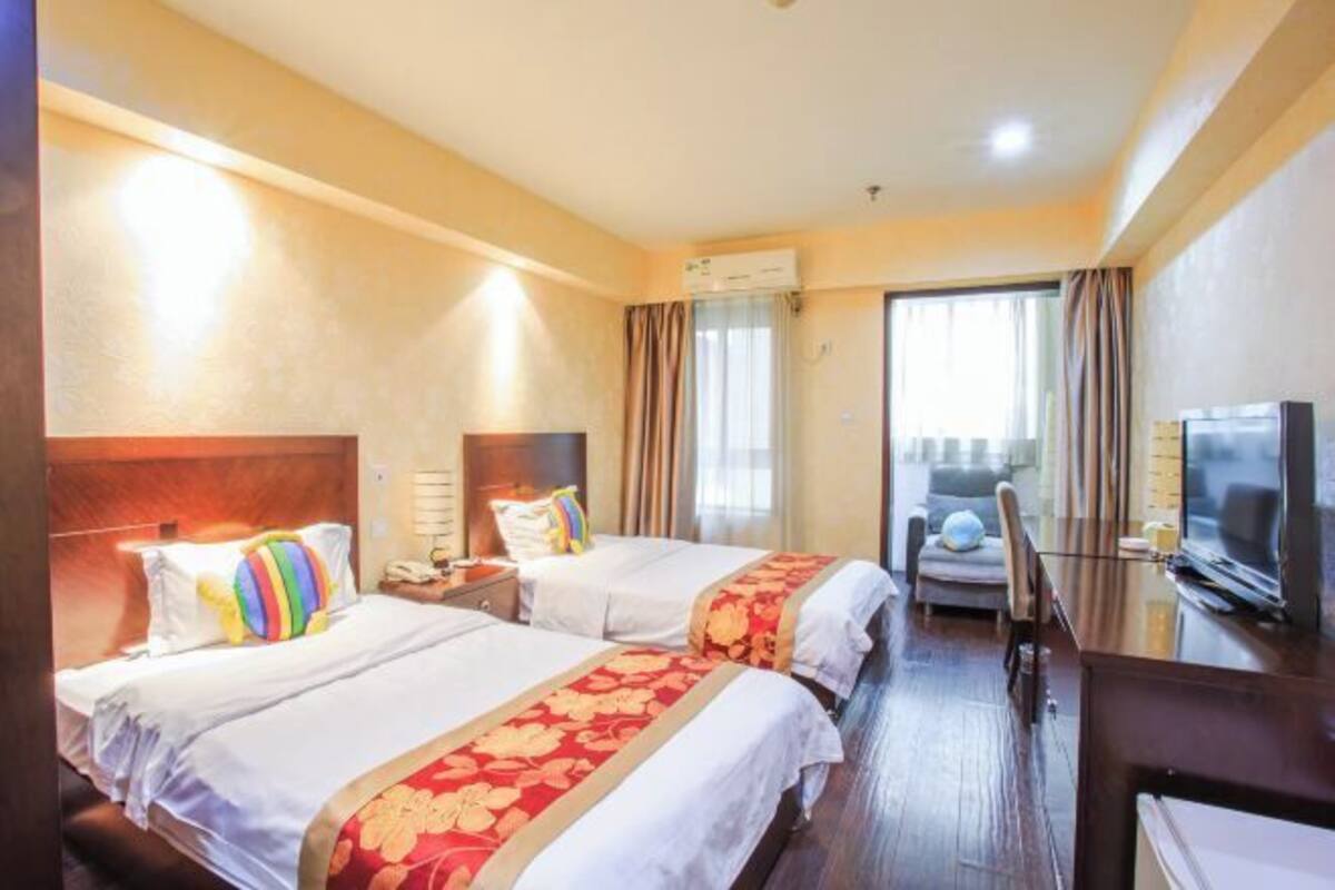 Minibar, in-room safe, desk, blackout curtains