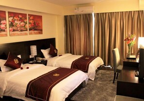 Standard Room | Minibar, in-room safe, desk, blackout drapes - Century Landscape Hotel (Xi'an)