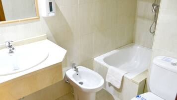 Ein Badezimmer mit Waschbecken, Bidet und Badewanne.