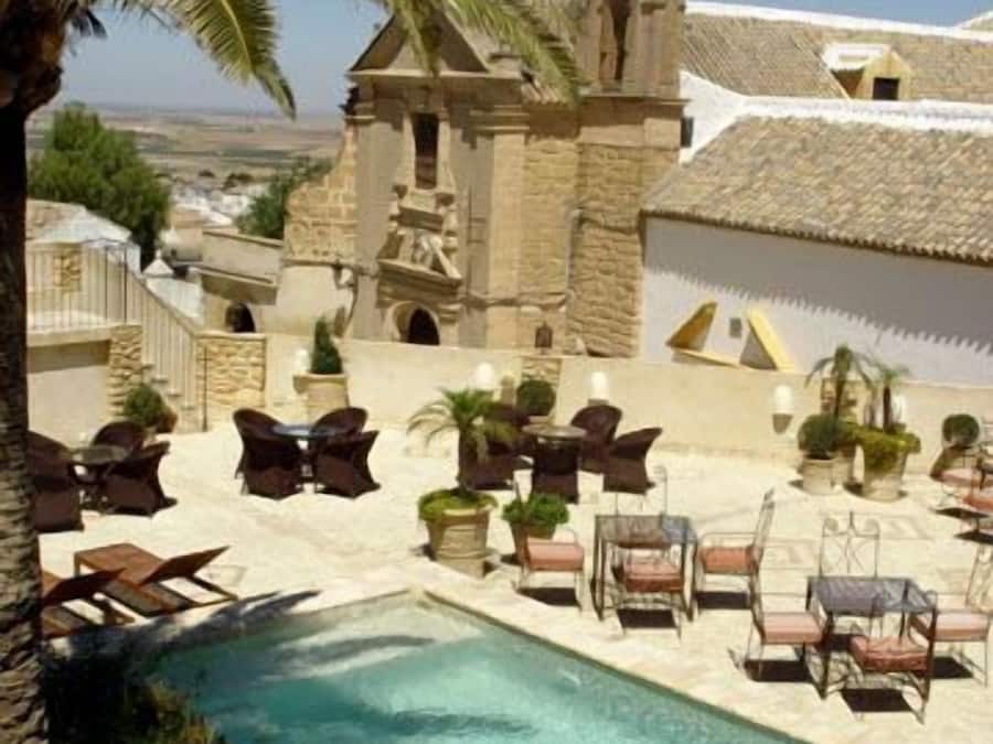 Utomhuspool och solstolar