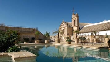 Outdoor pool, sun loungers