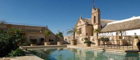 Outdoor pool, sun loungers