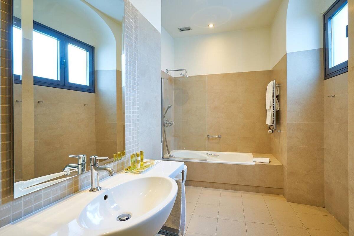 minibar, in-room safe, desk, free wifi