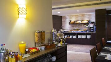 Desayuno buffet diario (EUR 13 por persona)