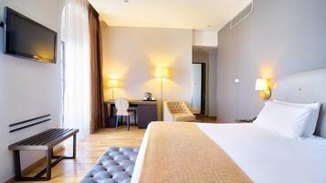 Een minibar, een kluis op de kamer, een bureau, gratis wifi