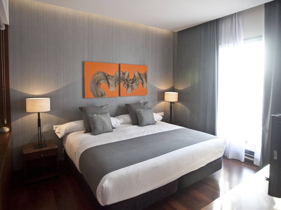 Bar mini, peti besi dalam bilik, meja, langsir/tirai gelap terus