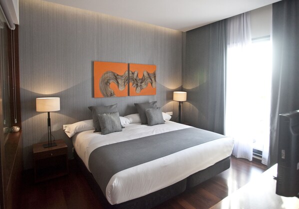 Minibar, caja de seguridad en la habitación y escritorio 