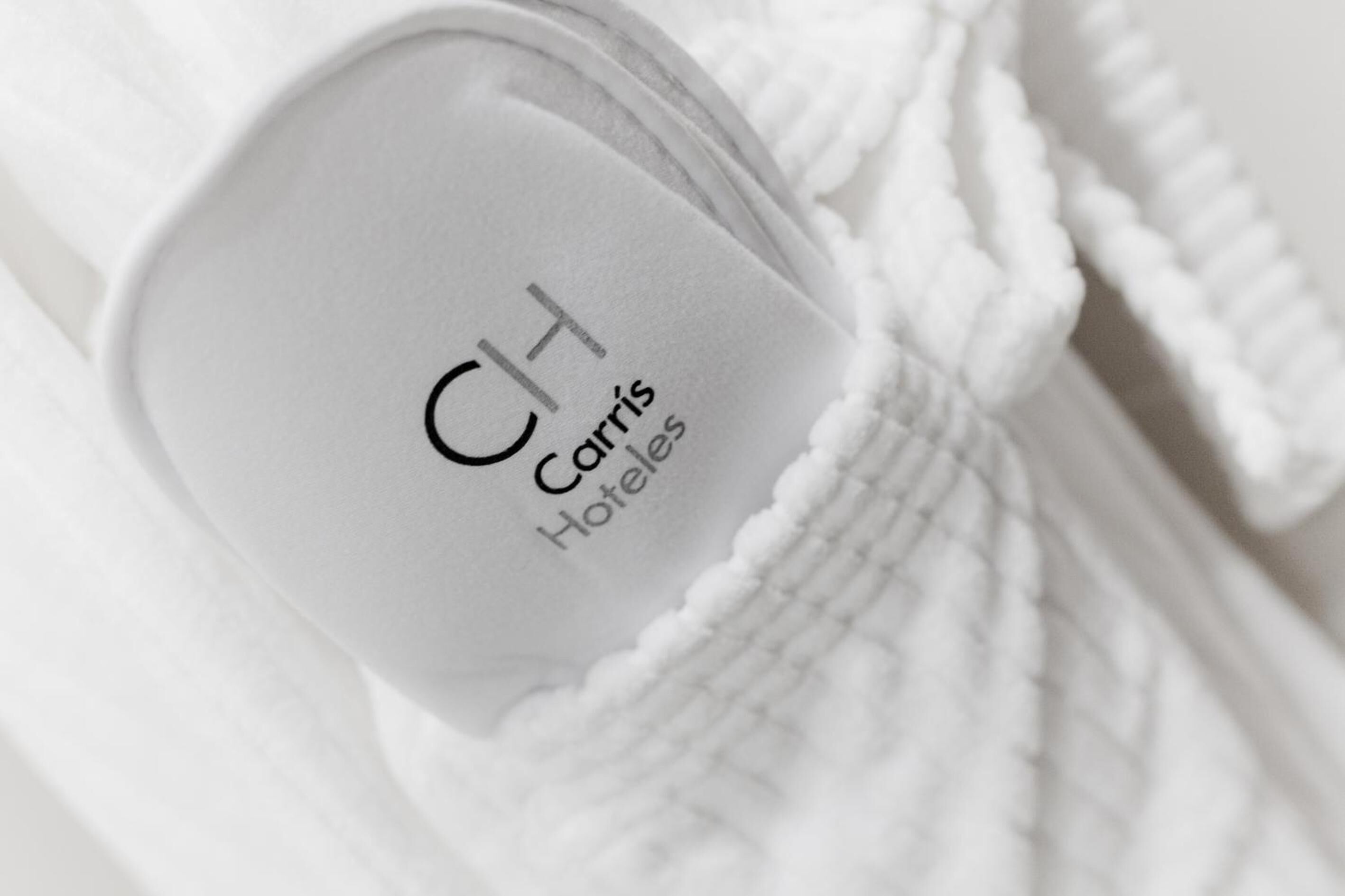 combined shower/bathtub, free toiletries, hair dryer, bidet