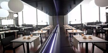 Desayuno buffet diario (EUR 12 por persona)