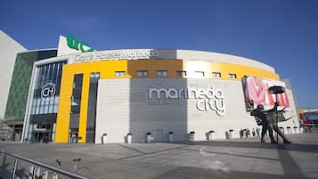 Un edificio moderno con un gran letrero que dice 'Carrís Hoteles Maríndea' y 'Marina City' en la fachada.