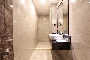 Dusche, kostenlose Toilettenartikel, Haartrockner, Hausschuhe