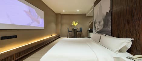 Caja de seguridad en la habitación y escritorio