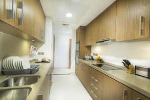 Frigorífico grande, microondas, horno y placa de cocina
