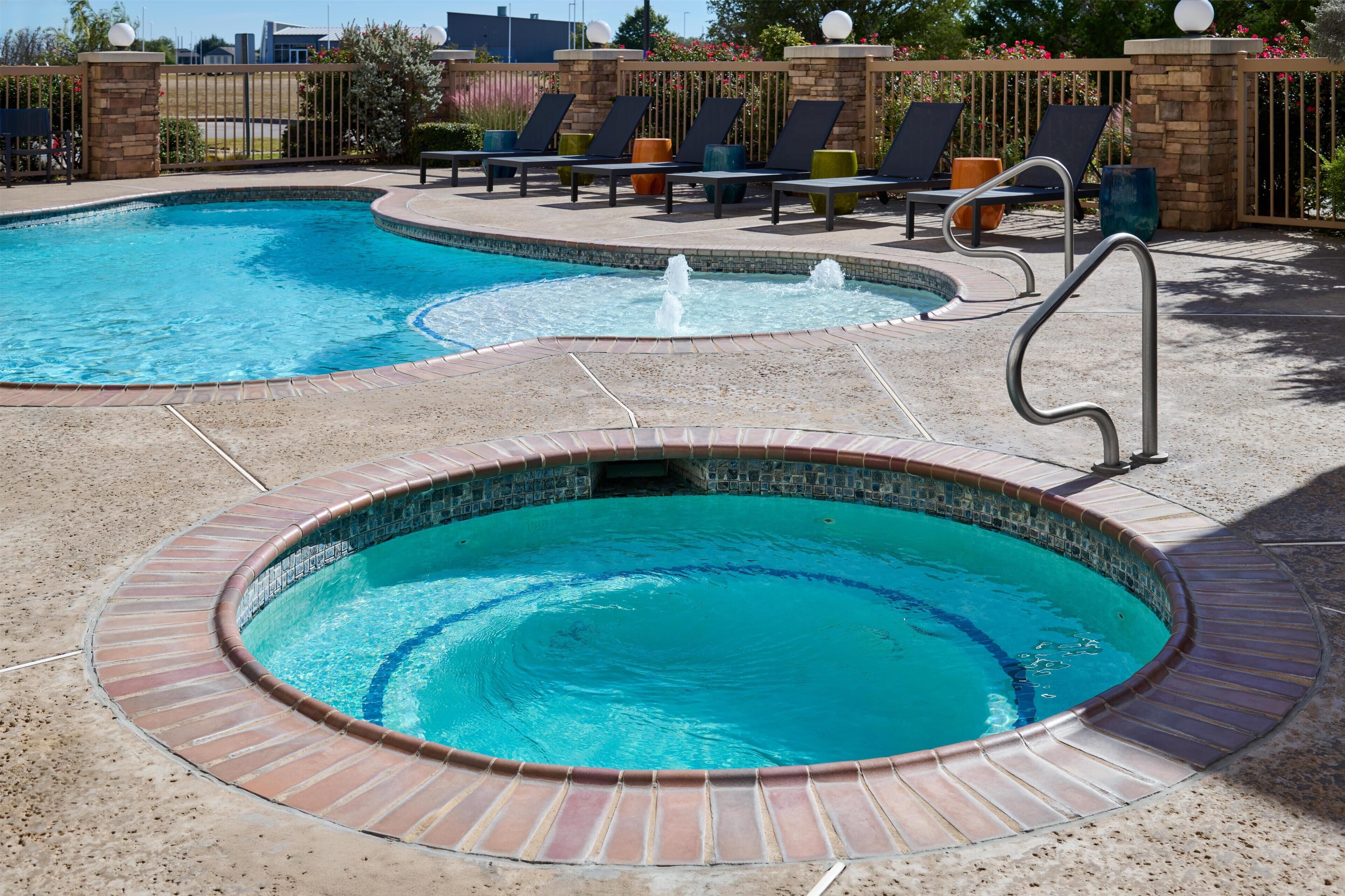 室外游泳池，提供泳池遮陽傘和日光浴躺椅