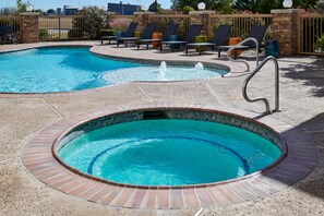 Outdoor pool, pool umbrellas, pool loungers - Hampton Inn Vernon (Vernon)