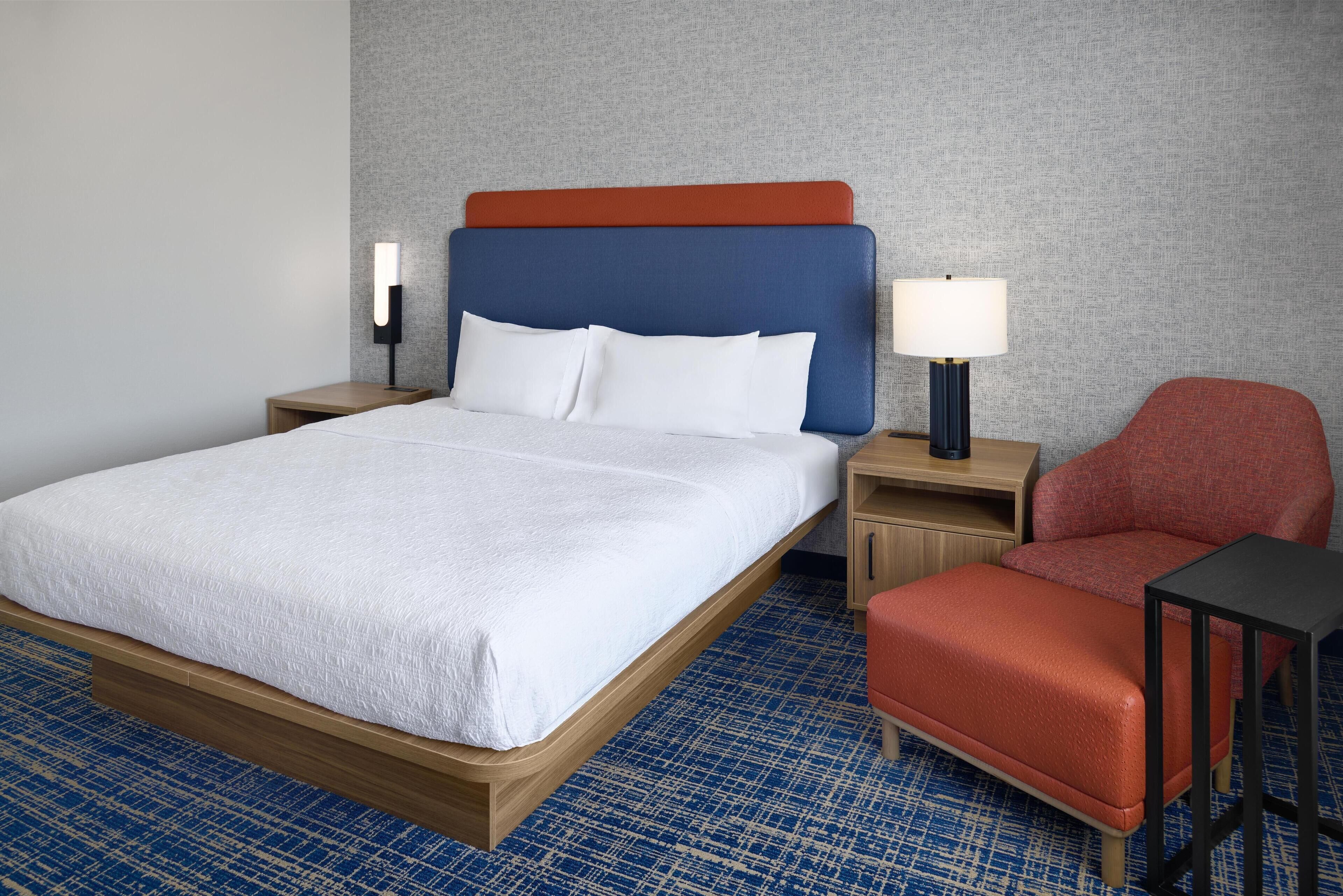 룸, 킹사이즈침대 1개 | 객실 내 금고, 책상, 암막 커튼, 다리미/다리미판