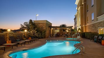 室外游泳池,提供泳池遮陽傘和日光浴躺椅