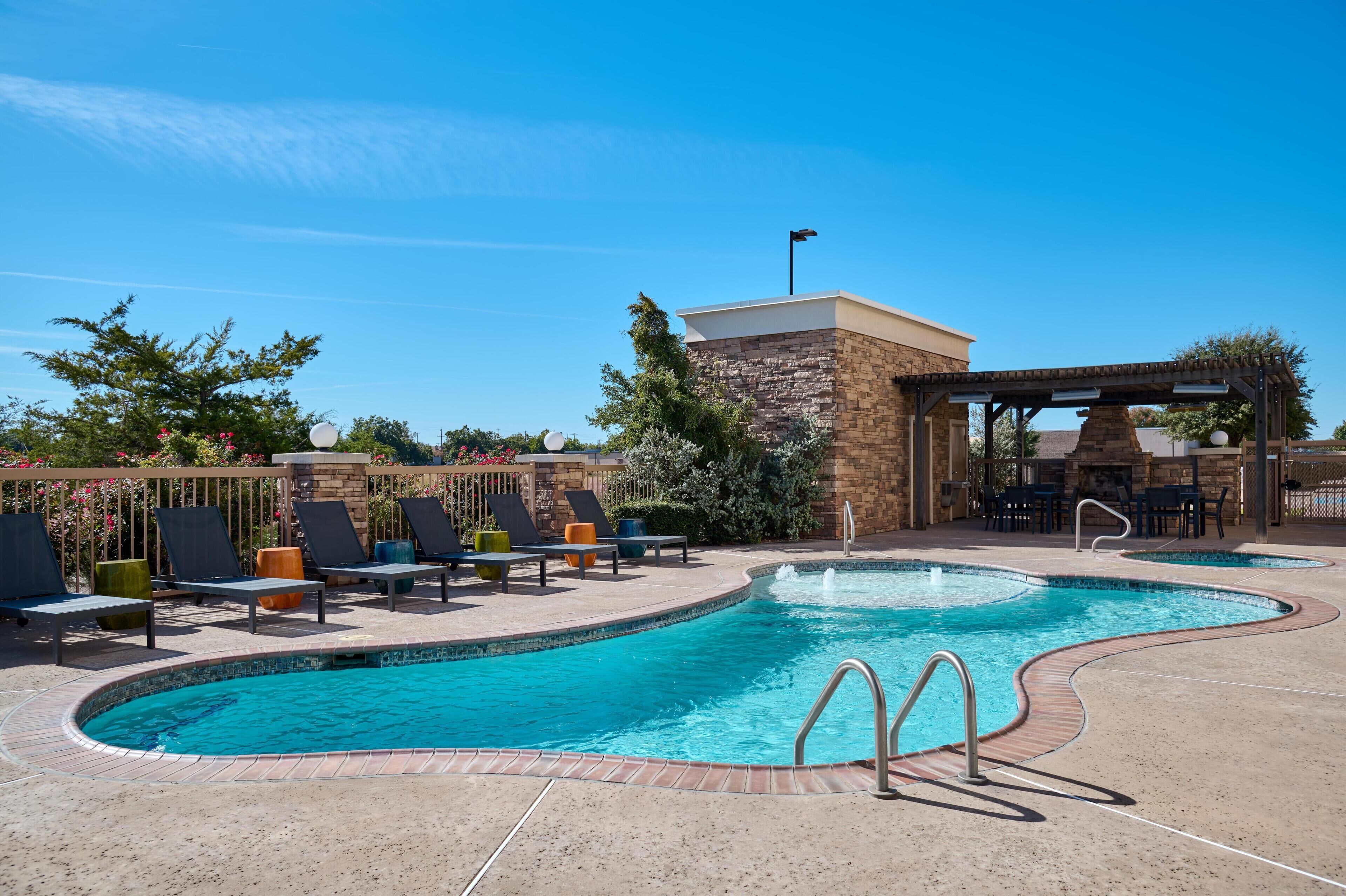 Ulkouima-allas, aurinkovarjoja, aurinkotuoleja